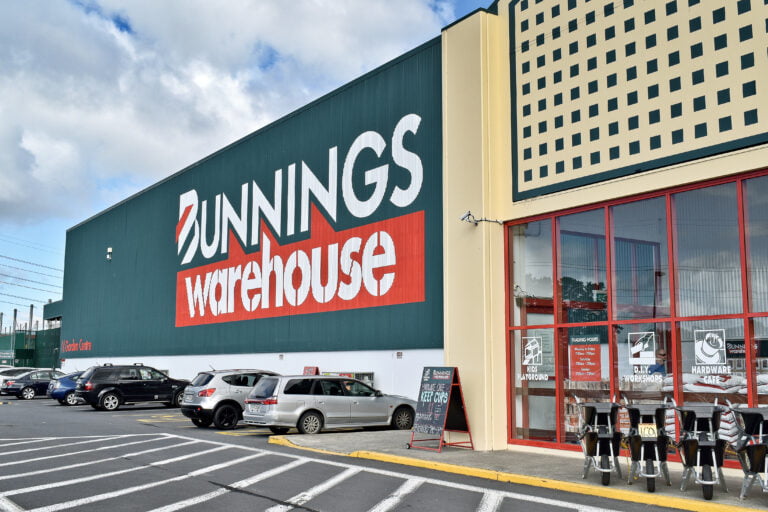 Hardware chain Bunnings has announced that it will stop selling engineered stone by the end of 2023, amid heightened and long overdue scrutiny of the product due to the serious risks posed to workers when they cut the product and are exposed to crystalline silica dust.